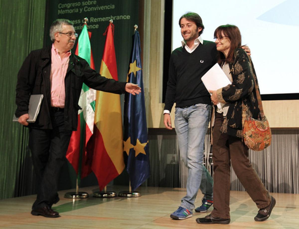 Gorka Landaburu, periodista i víctima d’un paquet bomba enviat per ETA; Giorgio Bazzega, fill d’un policia assassinat per les Brigades Roges, i Adriana Faranda, exmembre de les Brigades Roges. Gorka Landaburu, periodista i víctima d’un paquet bomba enviat per ETA; Giorgio Bazzega, fill d’un policia assassinat per les Brigades Roges, i Adriana Faranda, exmembre de les Brigades Roges.