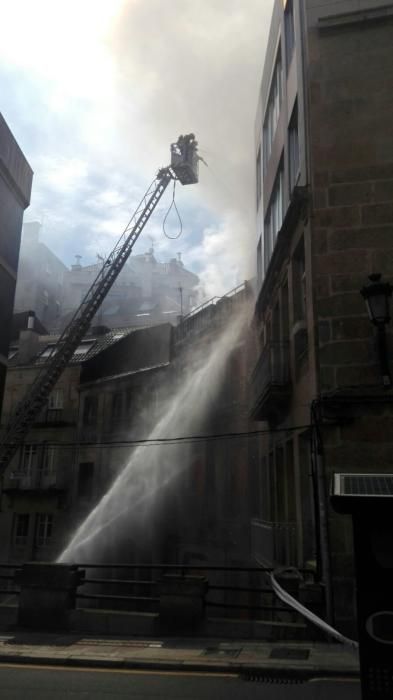 Arde por completo un edificio abandonado en Vigo