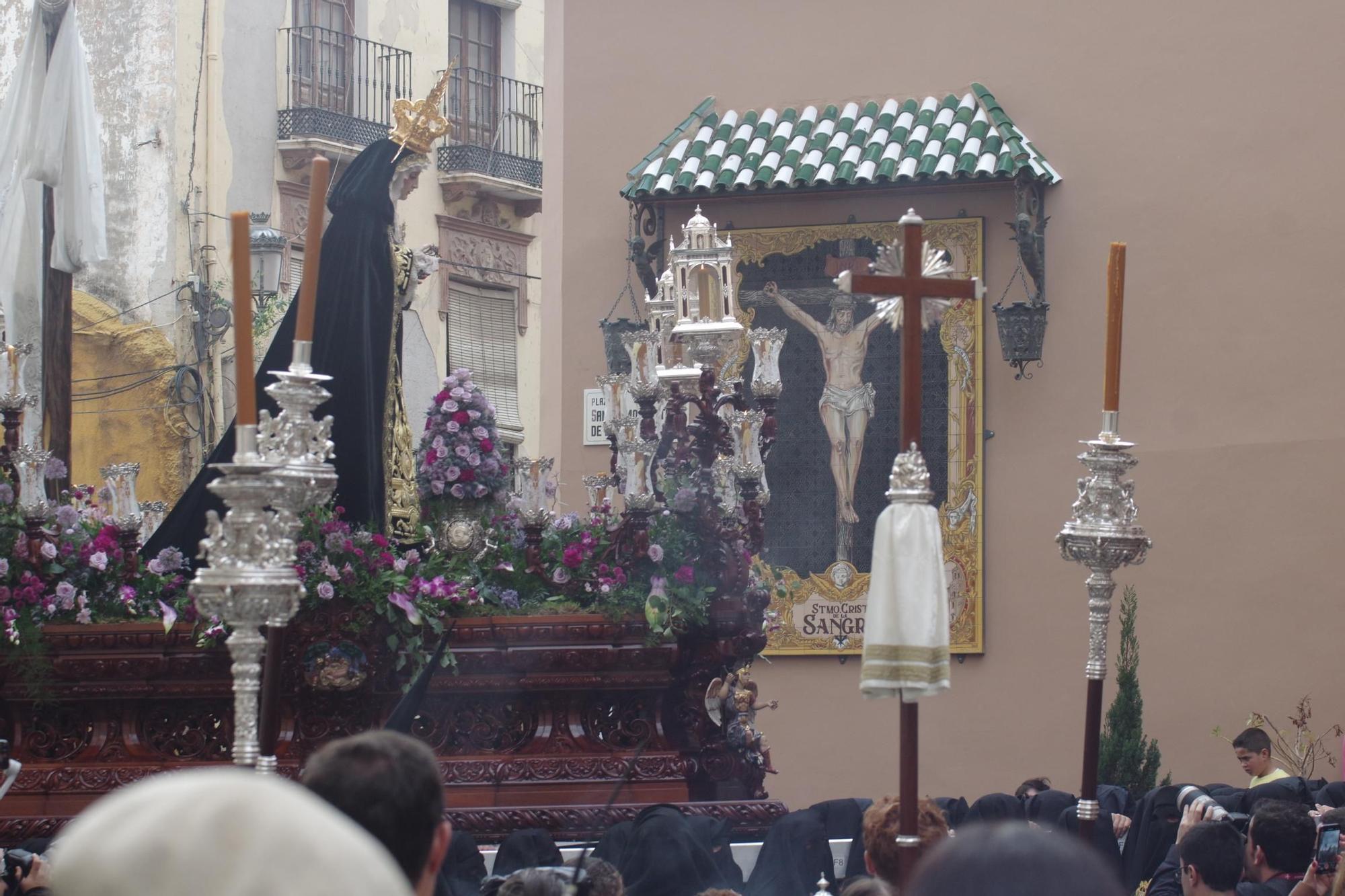 Salida de la Hermandad de la Santa Cruz en el Jueves Santo de Málaga.