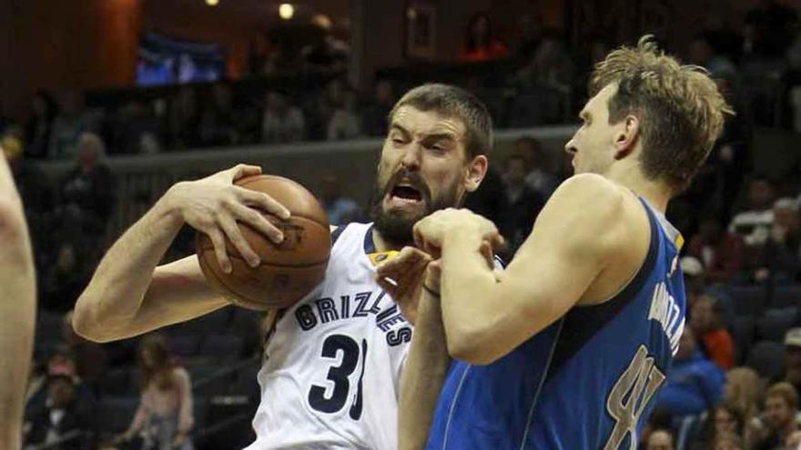 Marc Gasol frente a Nowitzky.