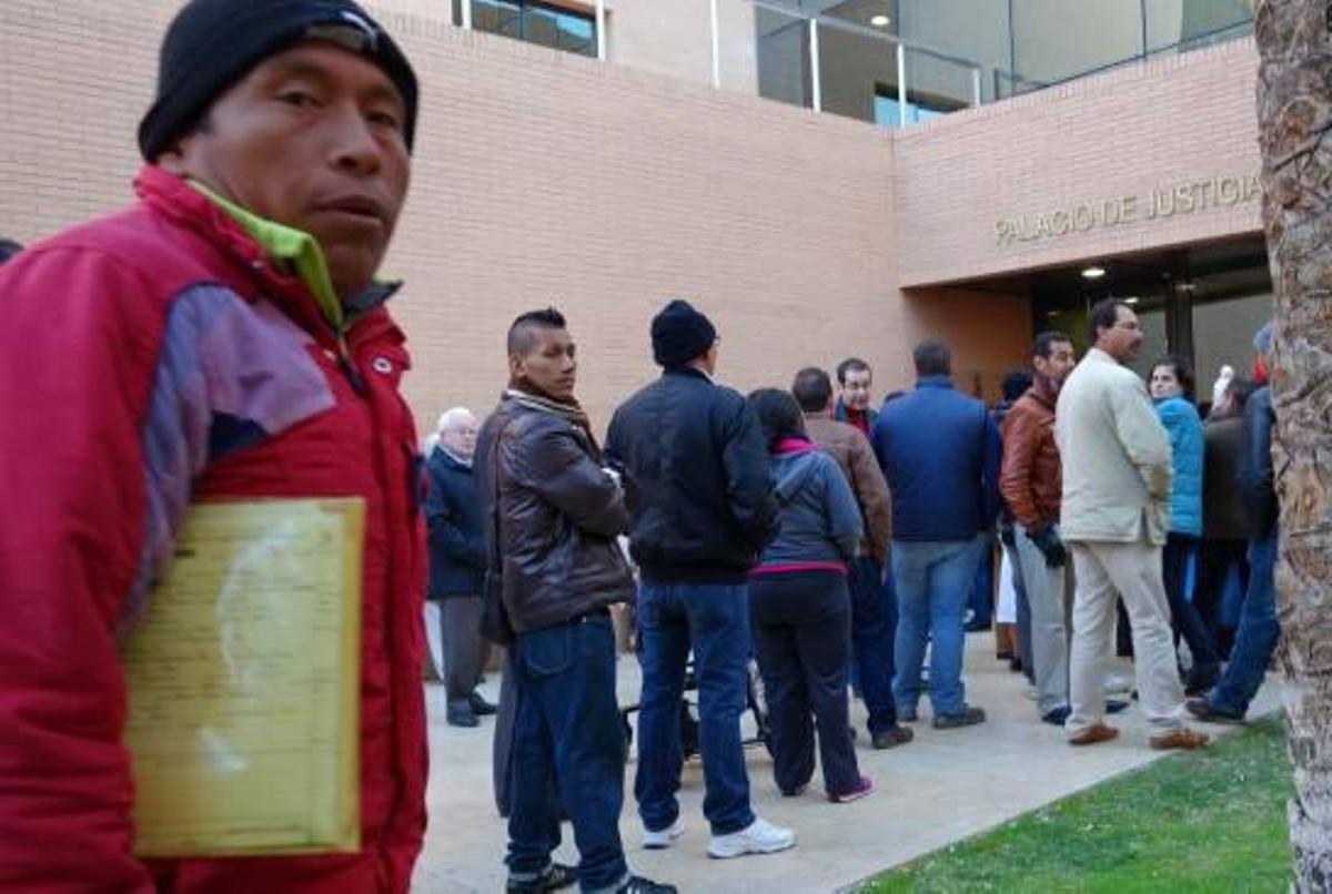 El colapso para pedir cita en el Registro Civil acaba con un herido e intervención policial
