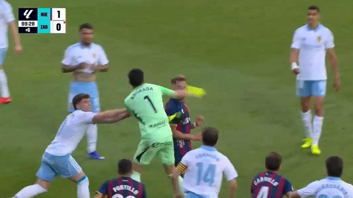 Esteban Andrada verpasst seinem Gegenspieler einen Faustschlag.