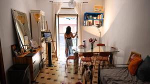 Barcelona. Una mujer de 37 años, en una imagen en la que no es reconocible, durante un reportaje sobre la realidad de compartir piso en Barcelona ante las dificultades de acceso a la vivienda. 3 de agosto de 2026. Sociedad. AUTOR: ZOWY VOETEN