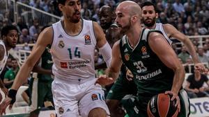 El base griego Nick Calathes controla el balón ante el madridista Ayón