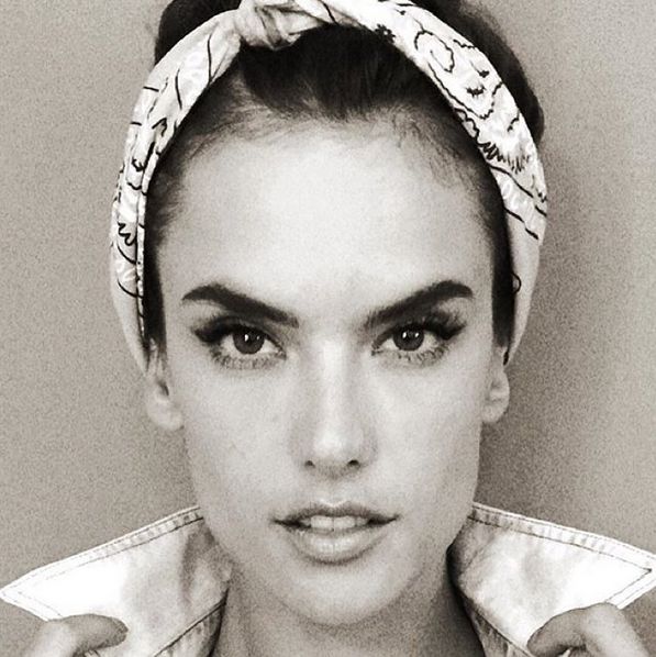 Así lleva la bandana Alessandra Ambrosio