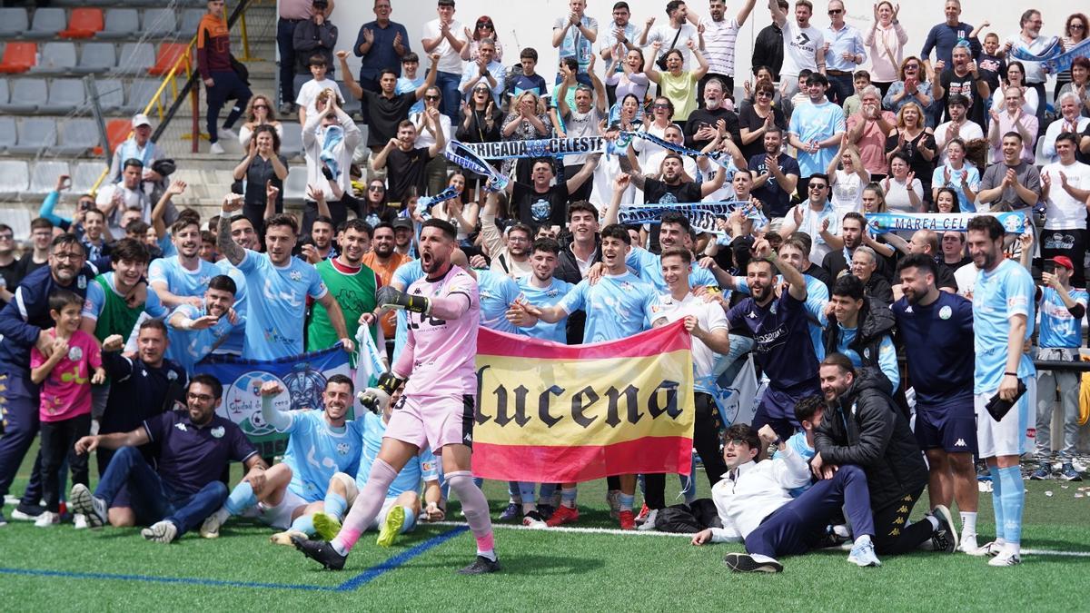 Los futbolistas del Ciudad de Lucena celebran el triunfo ante el Salerm Puente Genil.