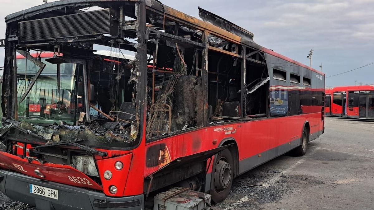 Arden dos buses urbanos en Zaragoza por el calor.
