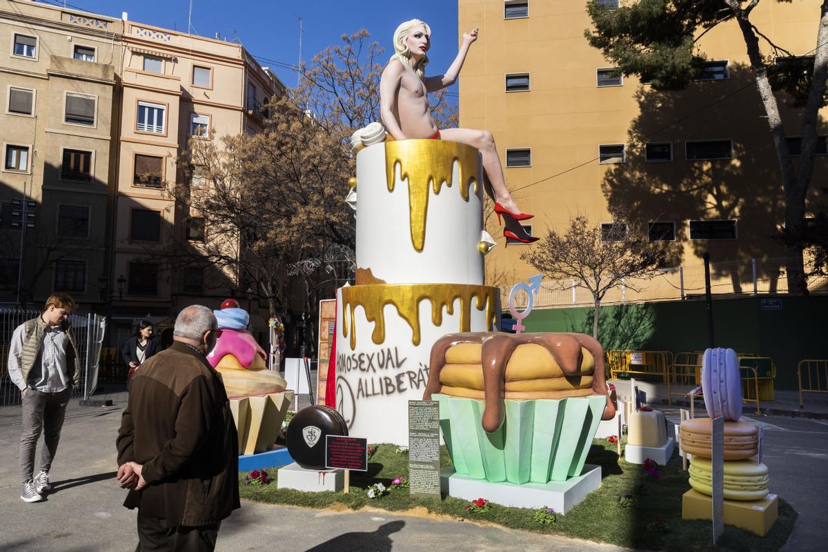 Falla Palleter-Espartero dedicada al colectivo LGTBI con Liz Dust de figura central de la falla