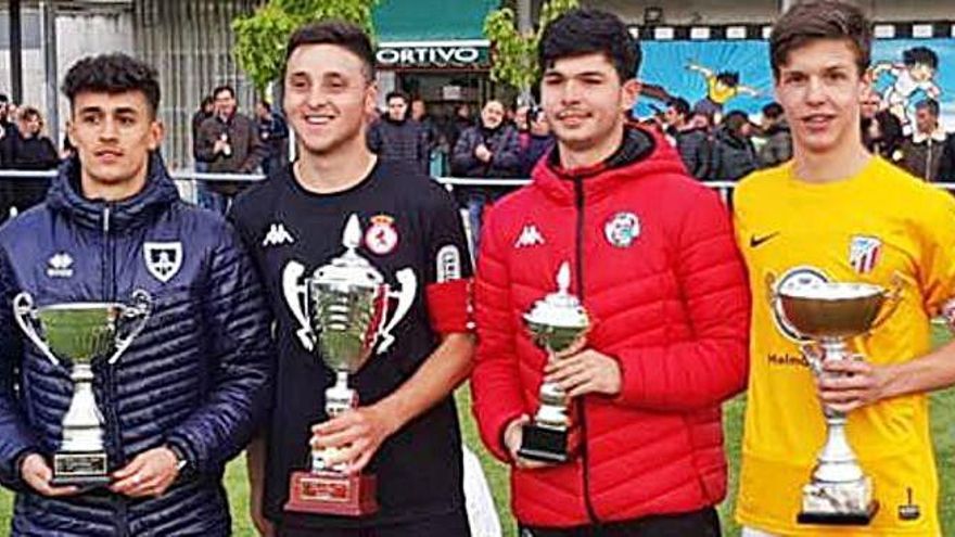 De izquierda a derecha, los capitanes de Numancia, Cultural, Zamora y Santa Marta posan con su trofeo.