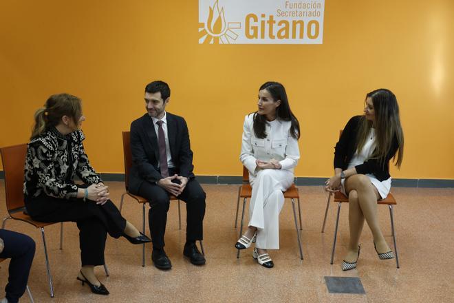 Letizia escucha en Vallecas los problemas de las mujeres gitanas en su segunda visita al barrio madrileño en 15 días