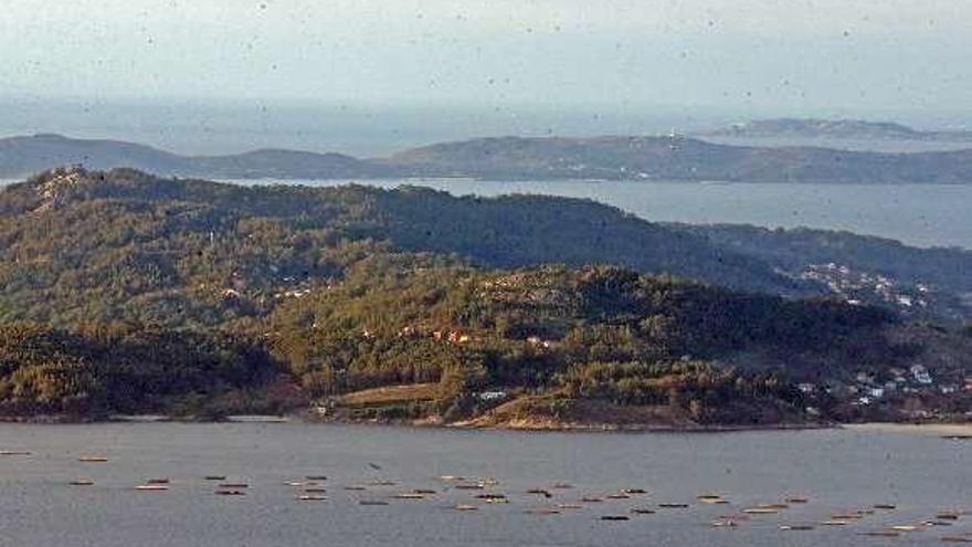 Una vista de la ría de Vigo, con la isla de Ons al fondo. // Marta G.Brea