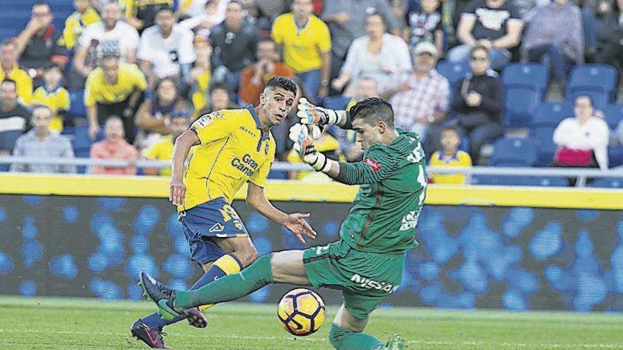 Cuéllar intenta atajar el balón ante Mateo.