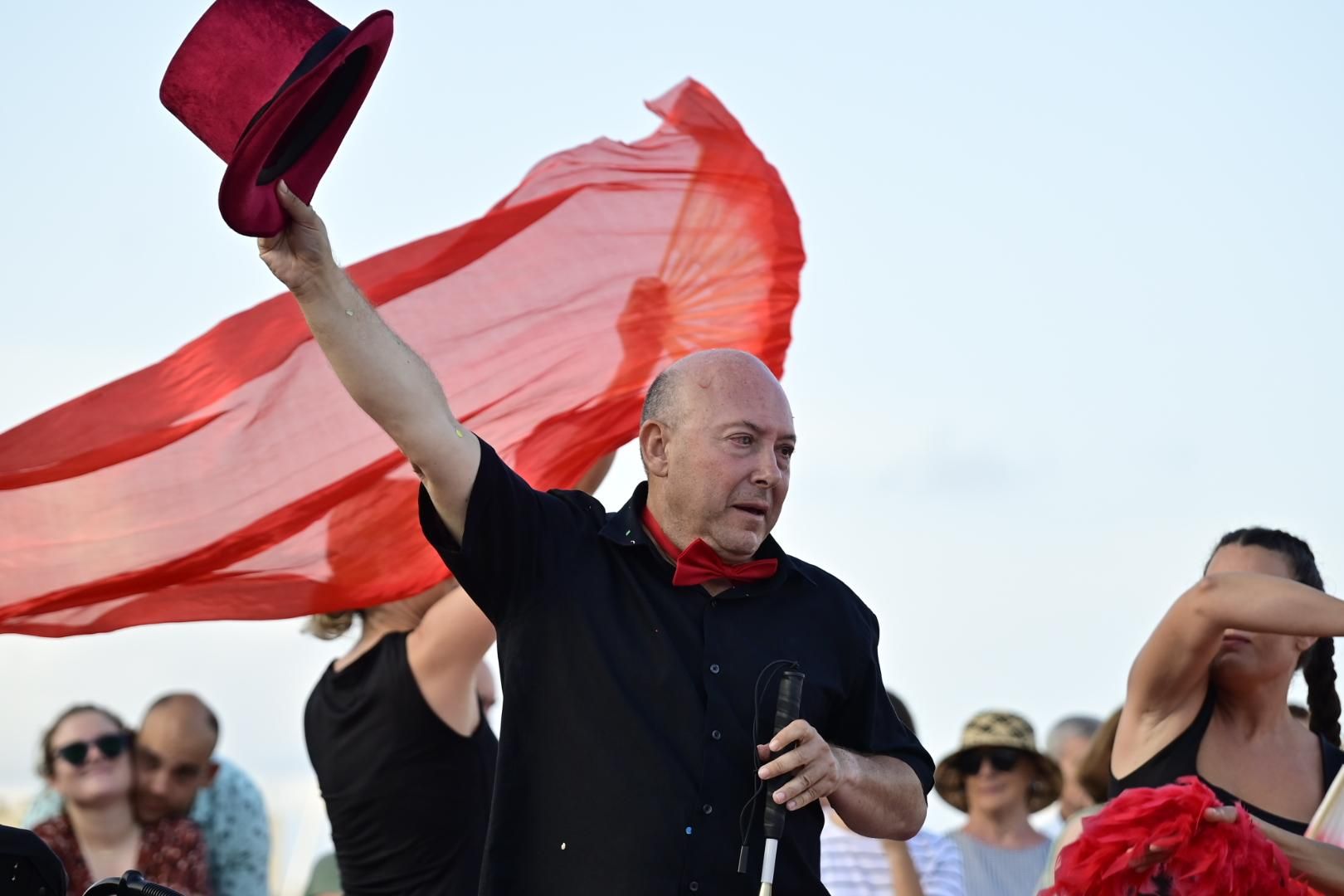 El Moll de Costa se viste de moda con el desfile solidario de Cáritas