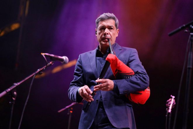 En imágenes | Hevia, maestro gaitero, celebra "25 años de música" en la plaza del Pilar