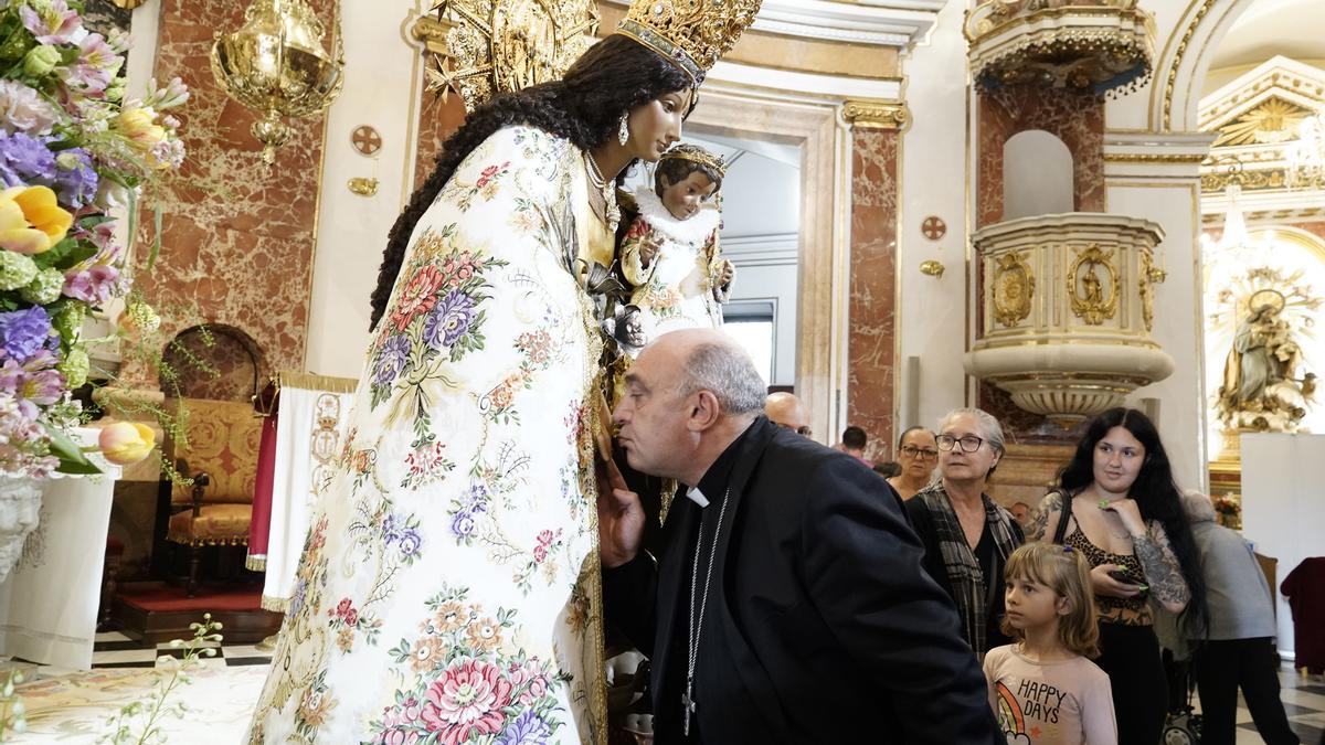 El arzobispo besa  la mano de la Peregrina