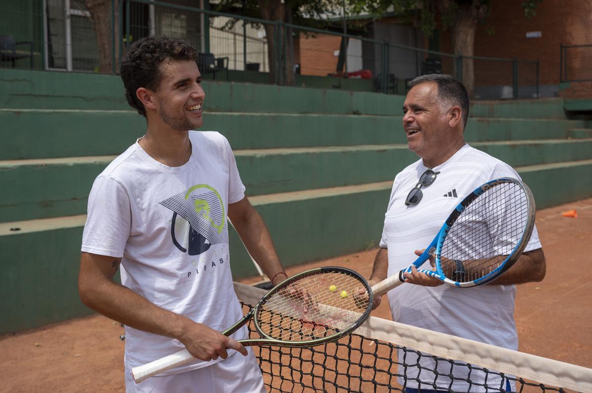 Barcelona. 05.06.2025. Deportes. El joven tenista Pol Martín Tiffon, mejor catalán en la clasificación de la ATP, bromea con su entrfenador Josep Maria Arenas al finalizar su entrenamiento en las pistas del CT Hispano Francés. Fotografía de Jordi Cotrina