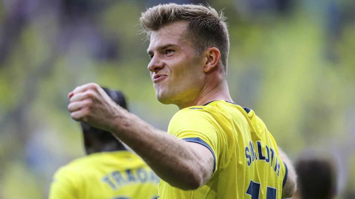 Sörloth celebra uno de sus dos goles al Sevilla con el Villarreal en el Estadio de La Cerámica.