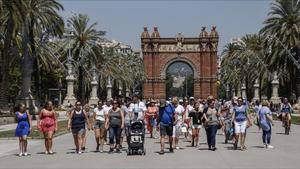 Turistas en el paseo de Lluís Companys de Barcelona.