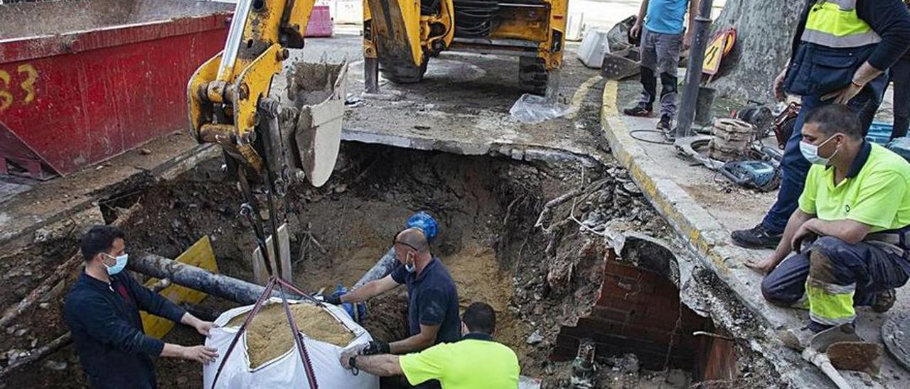 Imagen de archivo de una reparación en una canalización de la red de saneamiento del caso antiguo.