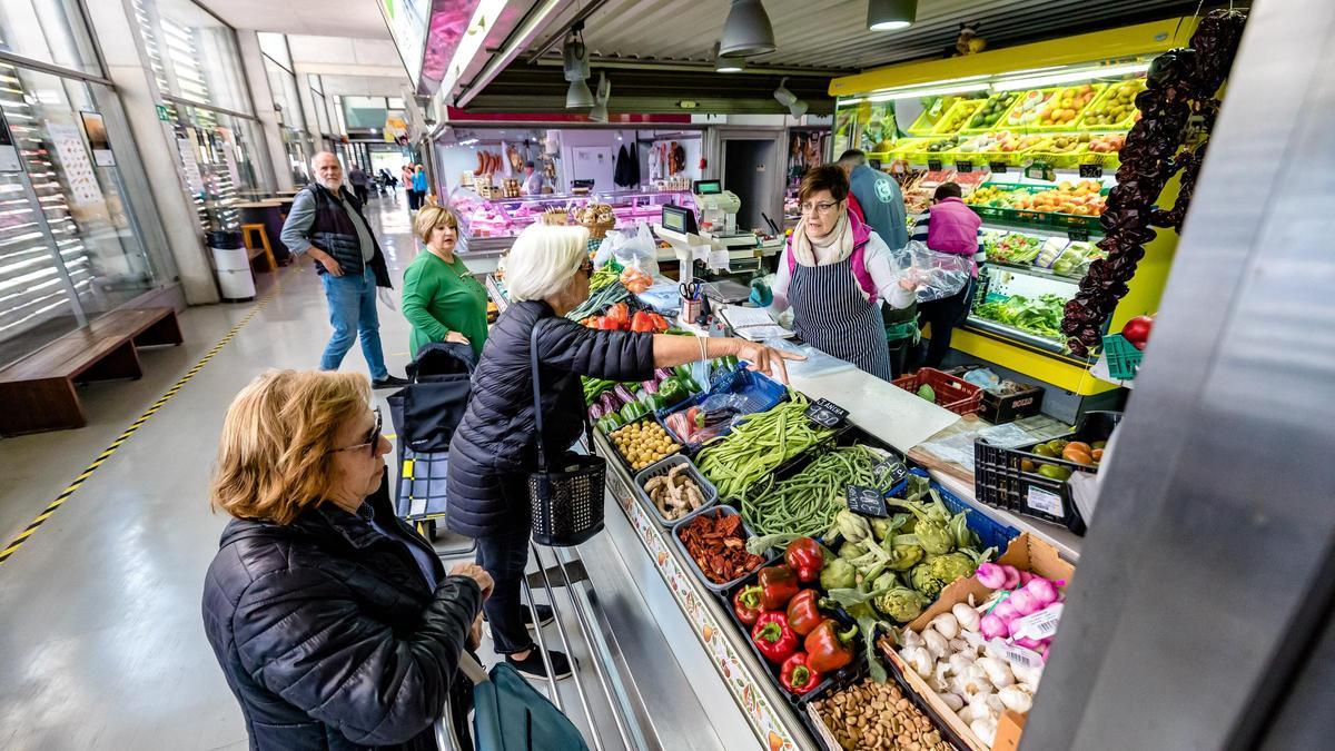 Compra de frutas y hortalizas en un comercio alicantino.