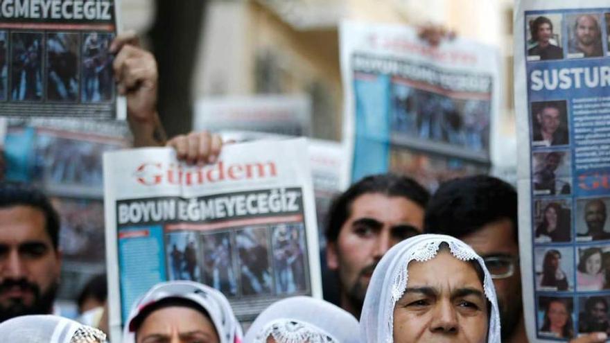 Manifestación en protesta por el cierre del diario &quot;Özgür Gündem&quot;.