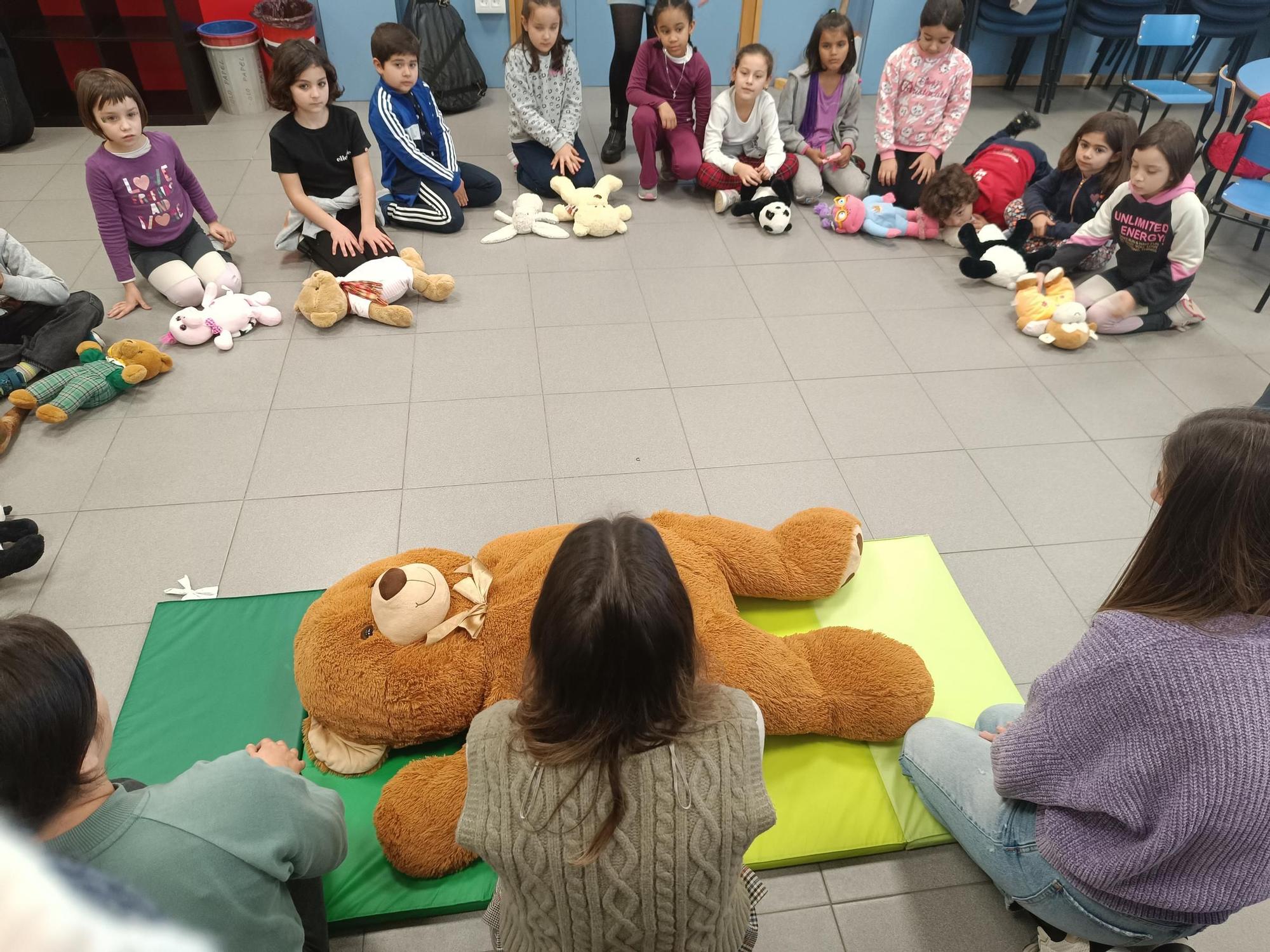 Los niños del José de Calasanz, en Llanera, aprenden a salvar vidas