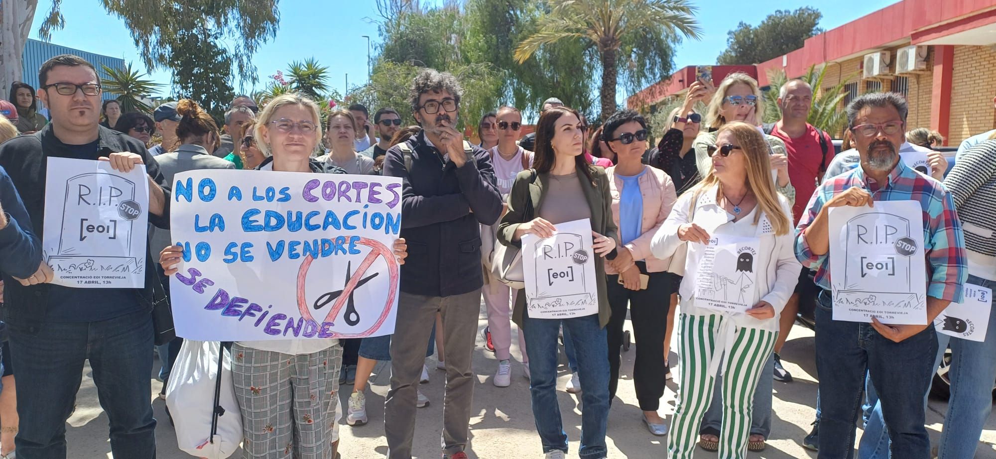 "Recortar no es integrar": docenas de alumnos de la Escuela Oficial de Idiomas de Torrevieja protestan contra el recorte de 760 plazas, la mayor parte para cursos de español