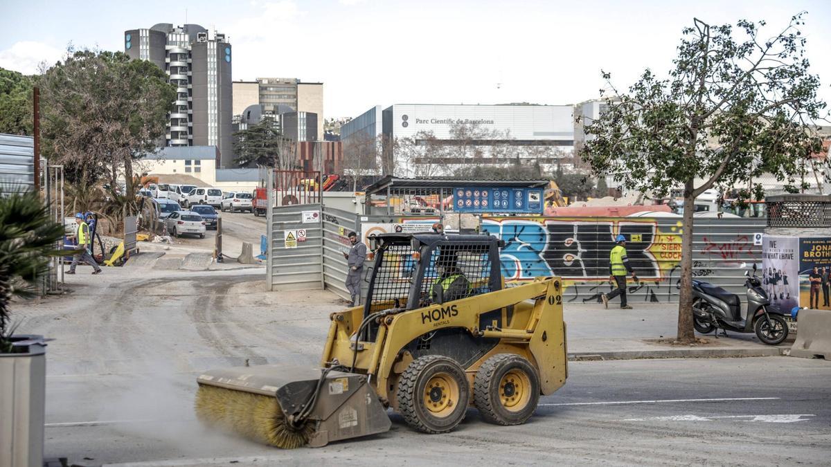 Entrada para camiones y vehículos de obras en el solar donde se reciclan escombros del Camp Nou, en Barcelona.