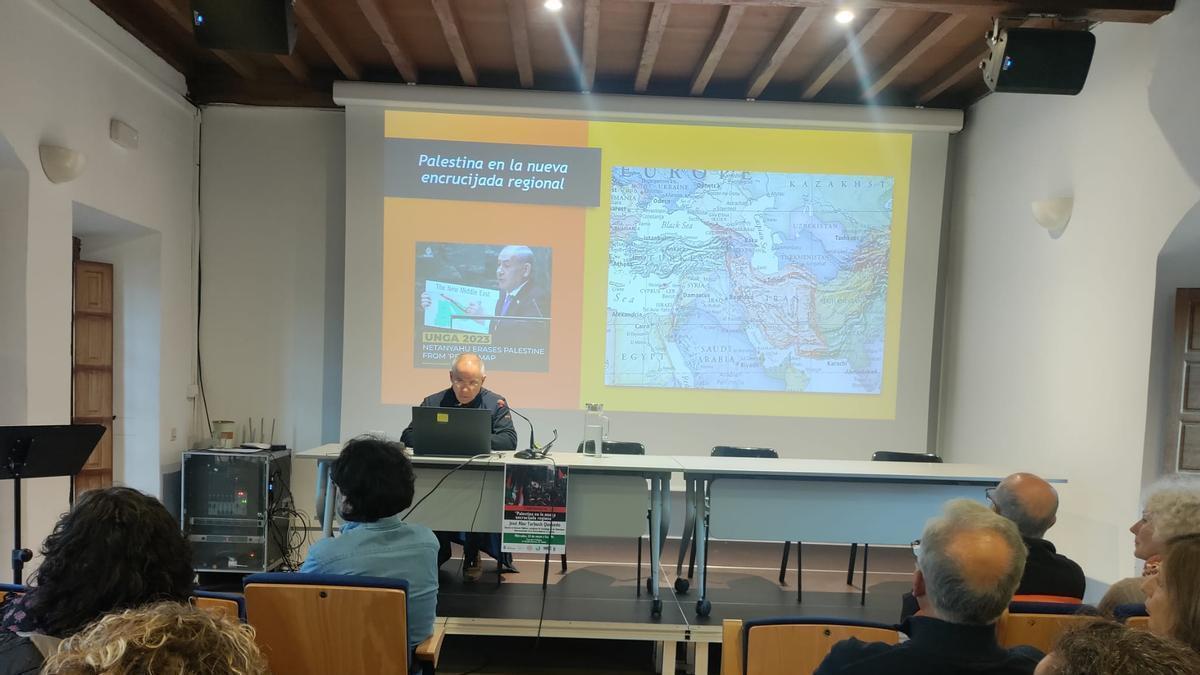 José Abu-Tarbush durante la conferencia en Llanes
