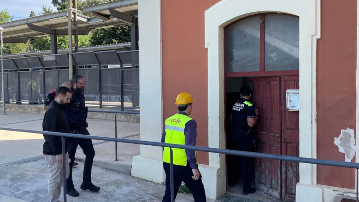 Dispositiu de desallotjament de l'estació de tren de Sant Joan Despí