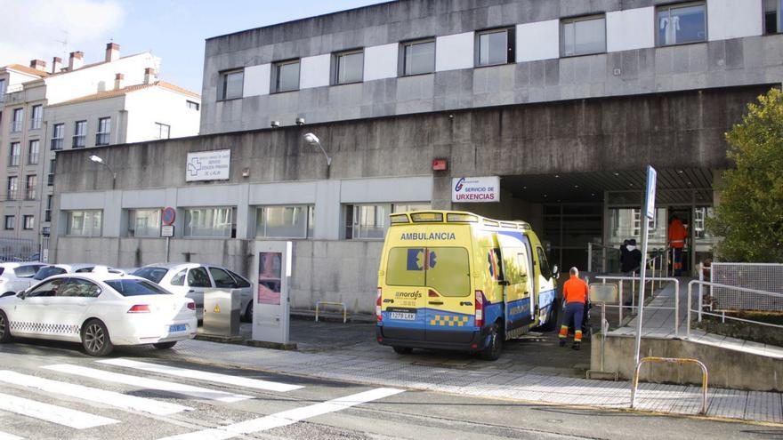 Una ambulancia en el acceso al PAC de Lalín.