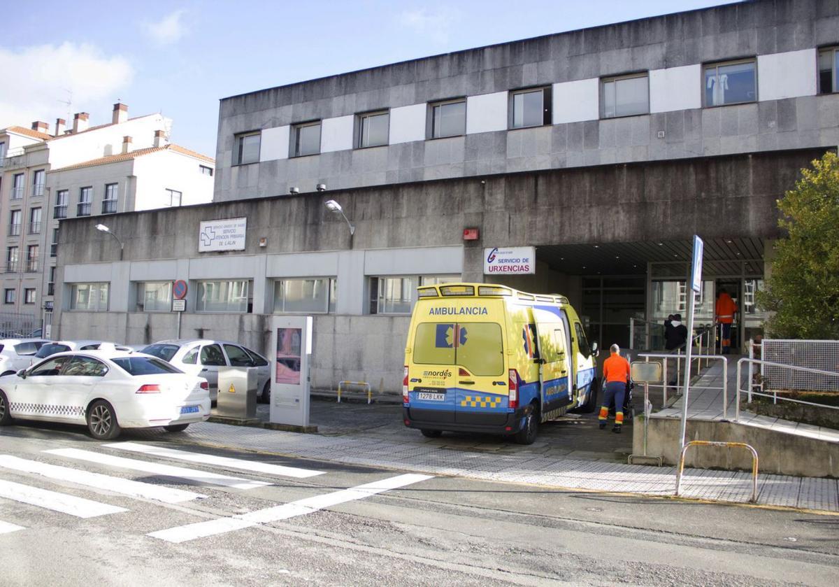 Una ambulancia en el acceso al PAC de Lalín.