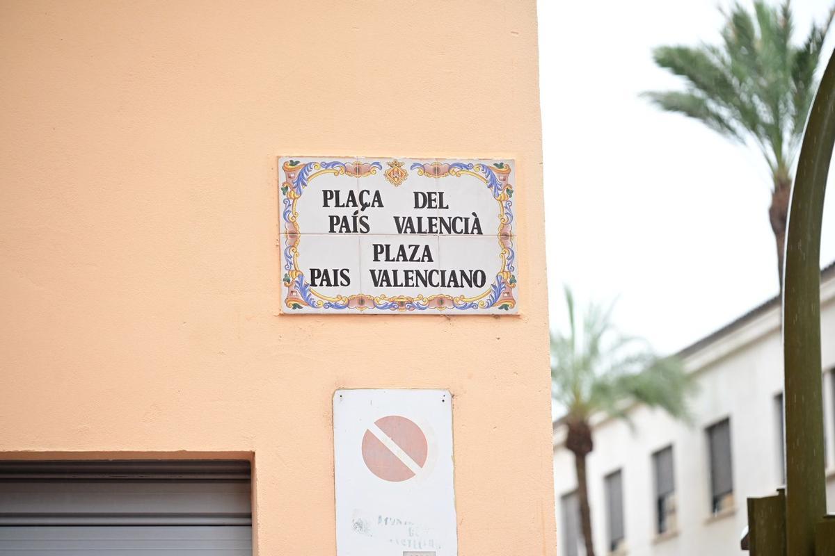 Placa actual en la plaza País Valencià de Castelló.