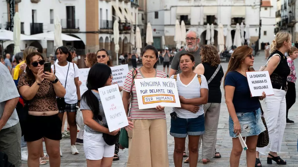 Zapatos para pisar fronteras: la Plataforma de Personas Refugiadas lleva su protesta contra la "prioridad nacional" a las calles de Cáceres