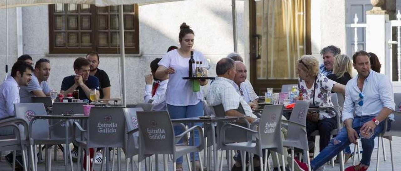 Las contrataciones a camareros se incrementaron en la comarca en el último año. // Bernabé/Ana Agra