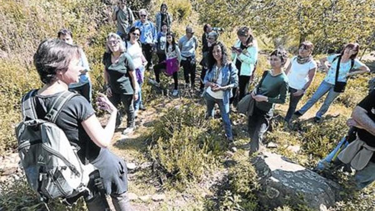 Villena (izquierda) y participantes, cerca de la Font de la Cabreta.