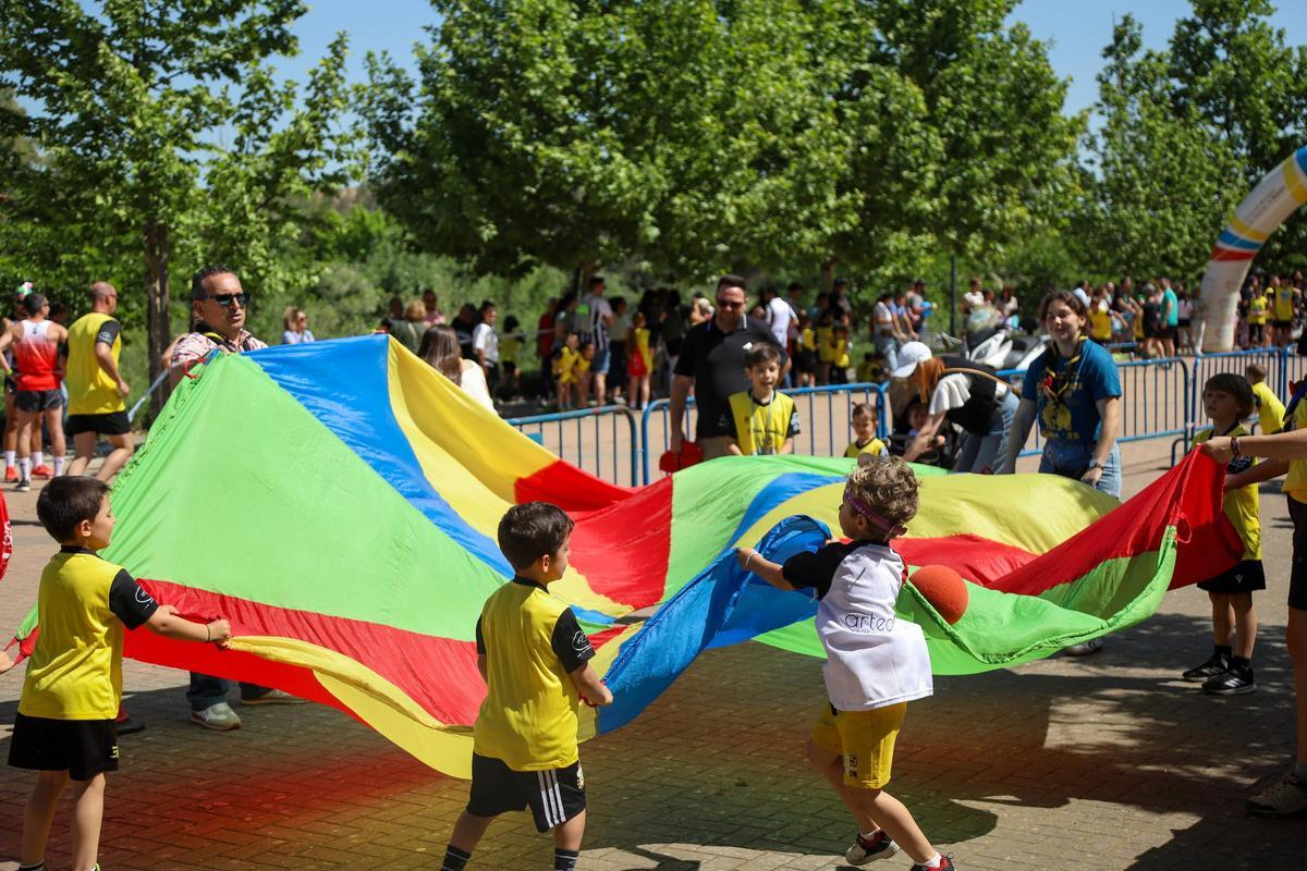Un grupo de niños participa en una de las actividades de animación.
