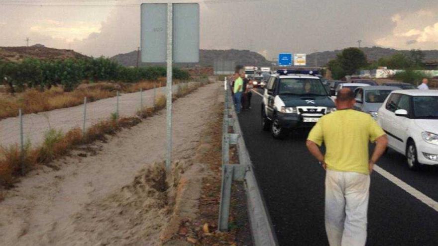 Las lluvias provocan de nuevo cortes y grandes retenciones