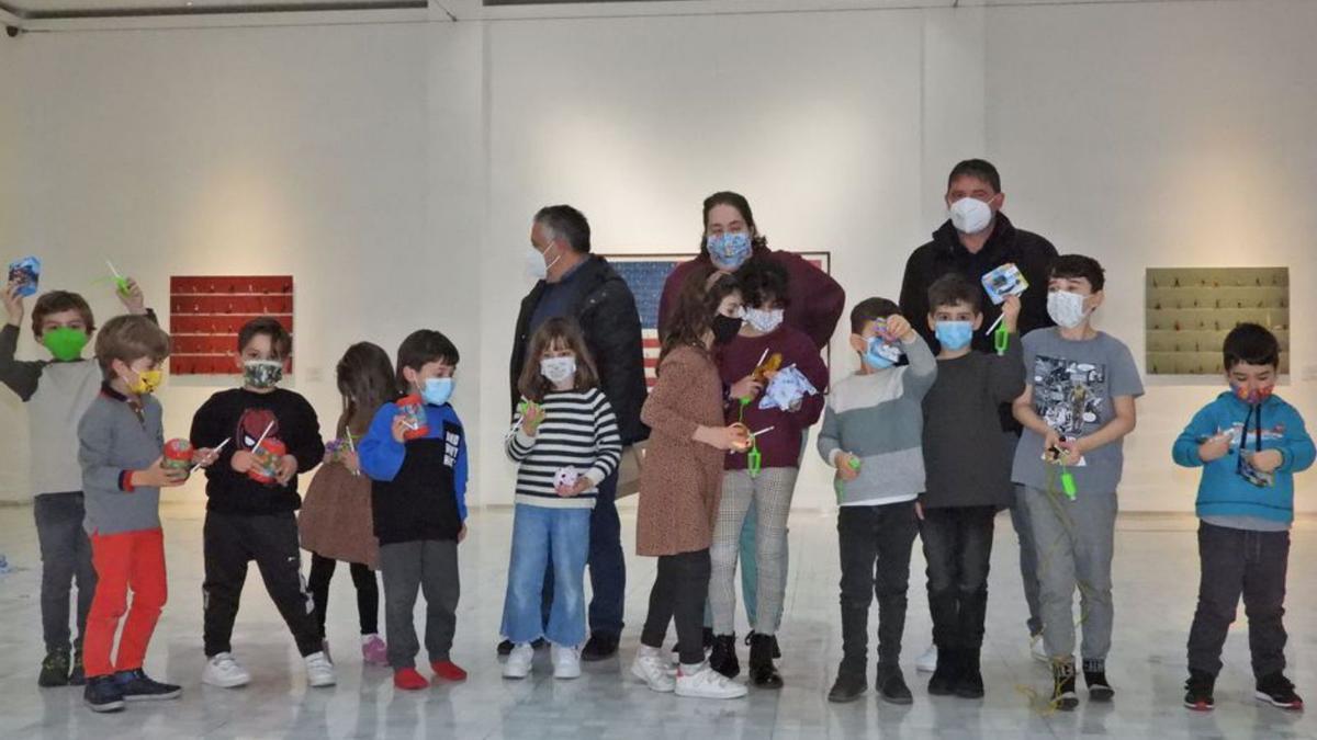 Los niños, con sus regalos, en la jornada de despedida.   | // F.CASANOVA