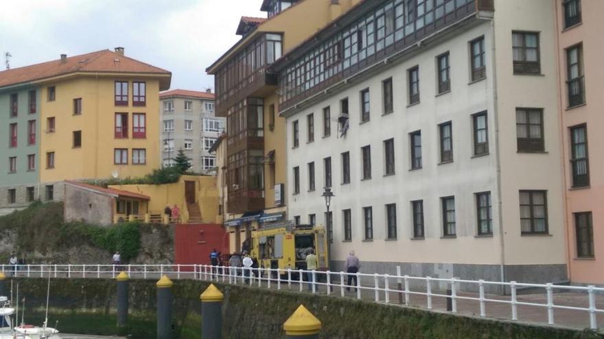 Bomberos interviniendo en la pizzería La Rivera de Llanes.