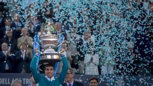 El tenista Carlos Alcaraz levanta su primer trofeo del Open Barcelona Banc de Sabadell