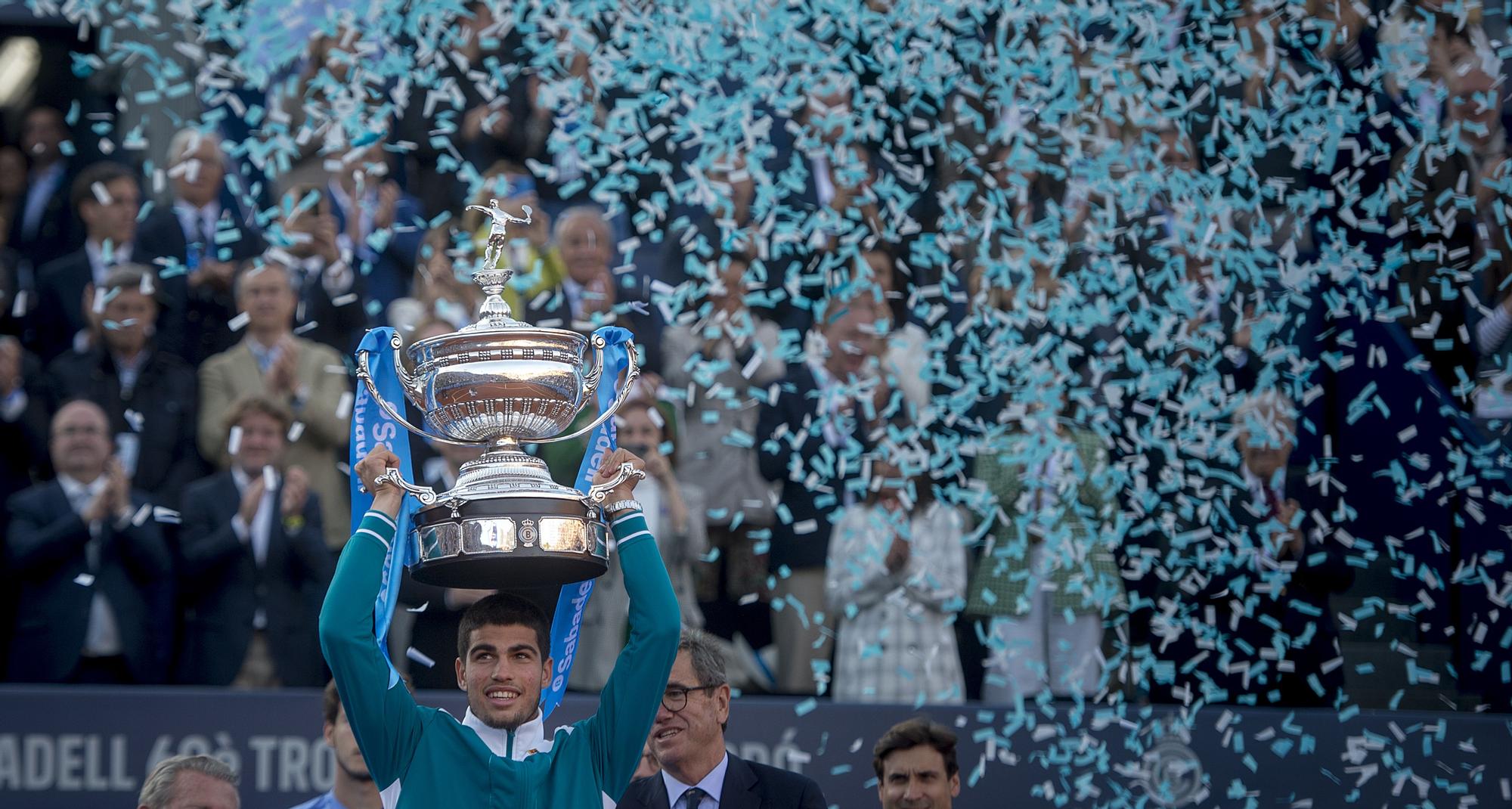 El tenista Carlos Alcaraz levanta su primer trofeo del Open Barcelona Banc de Sabadell