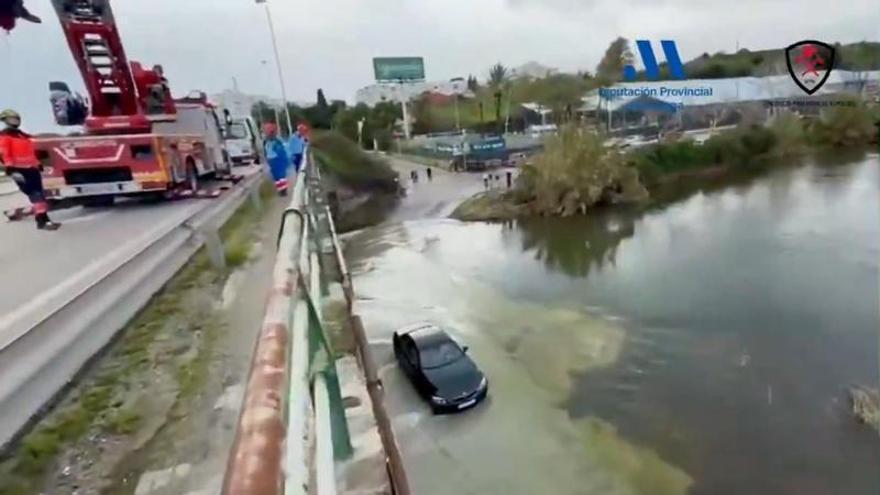 Rescatada una conductora atrapada en un coche al cruzar un río en Estepona