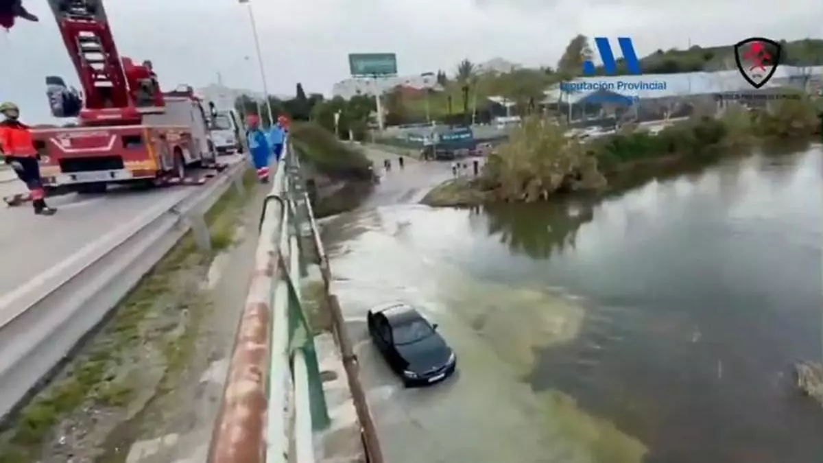 Bomberos rescatan a una mujer al intentar cruzar un río en Estepona