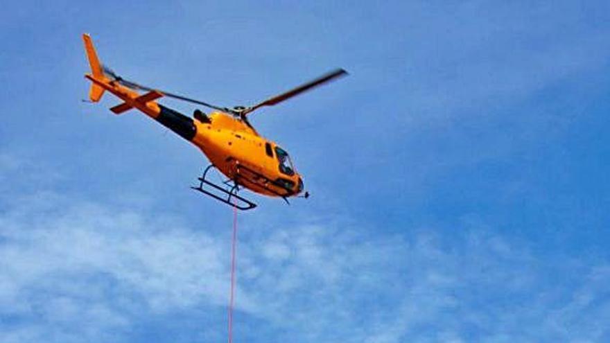 Un helicóptero sube los materiales de las obras en la torre del Cap d&#039;Or