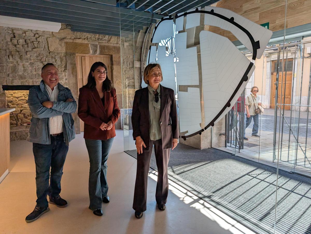 Pelayo García, Raquel Ruiz y Mariví Monteserín, en el vestíbulos de la oficina de turismo