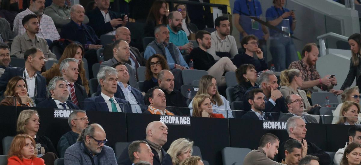 Pérez Llorca, María José Catalá y Pilar Bernabé, en el palco de autoridades del Roig Arena.