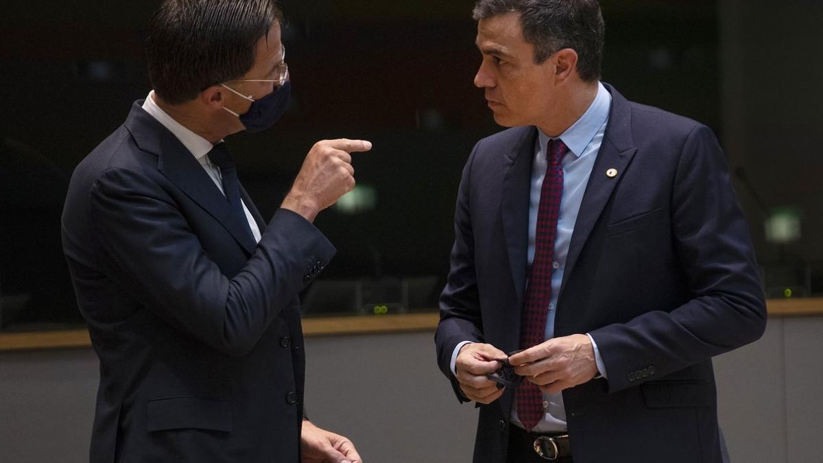 Mark Rutte habla con Pedro Sánchez, este sábado en Bruselas.