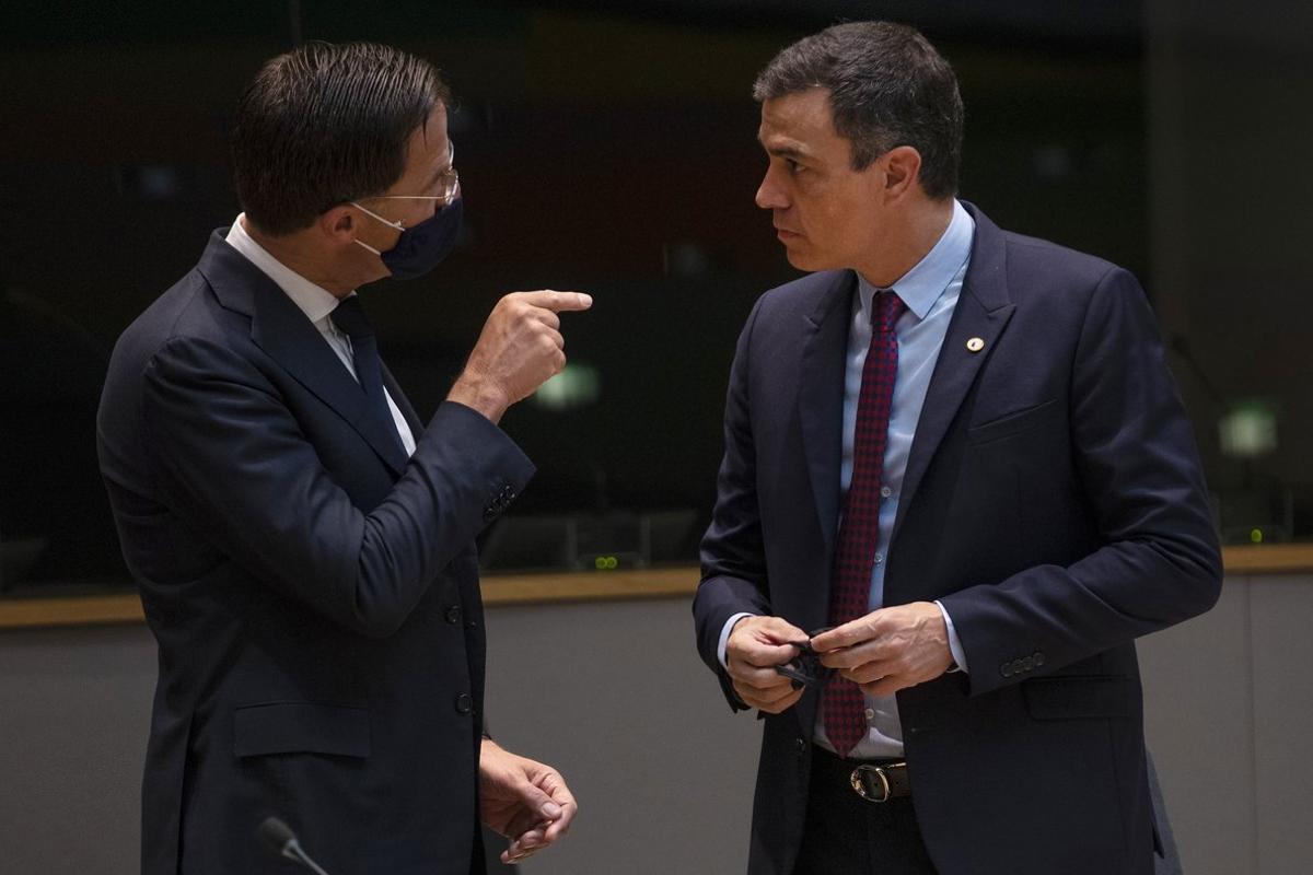 Brussels (Belgium), 18/07/2020.- Dutch Prime Minister Mark Rutte (L) speaks with Spain’s Prime Minister Pedro Sanchez (R) during a meeting on the sidelines of the second day of an EU summit in Brussels, Belgium, 17 July 2020. European Union nations leaders meet face-to-face for the first time since February to discuss plans responding to coronavirus crisis and new long-term EU budget at the special European Council on 17 and 18 July. (Lanzamiento de disco, Bélgica, España, Bruselas) EFE/EPA/FRANCISCO SECO / POOL