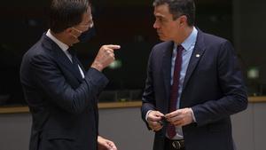 Brussels (Belgium), 18/07/2020.- Dutch Prime Minister Mark Rutte (L) speaks with Spain’s Prime Minister Pedro Sanchez (R) during a meeting on the sidelines of the second day of an EU summit in Brussels, Belgium, 17 July 2020. European Union nations leaders meet face-to-face for the first time since February to discuss plans responding to coronavirus crisis and new long-term EU budget at the special European Council on 17 and 18 July. (Lanzamiento de disco, Bélgica, España, Bruselas) EFE/EPA/FRANCISCO SECO / POOL
